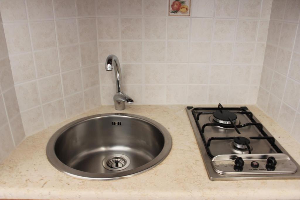 Dos Habitaciones comunicadas con zona de cocina
